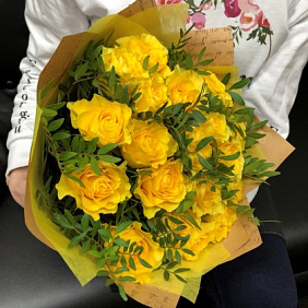 Желтая роза 19 шт с писташ. N252