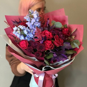 Букет Дельфиниума, Кустовых Хризантем и Роз Адмирал