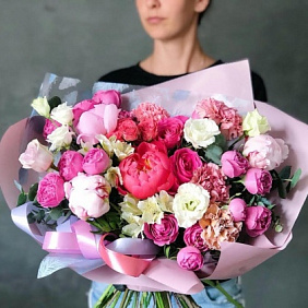Букет цветов из пионов и роз " Пять оттенков любви"