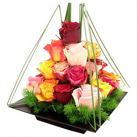 Композиция цветов "Пирамида Роз"