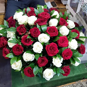 Корзина 51 красная и белая роза