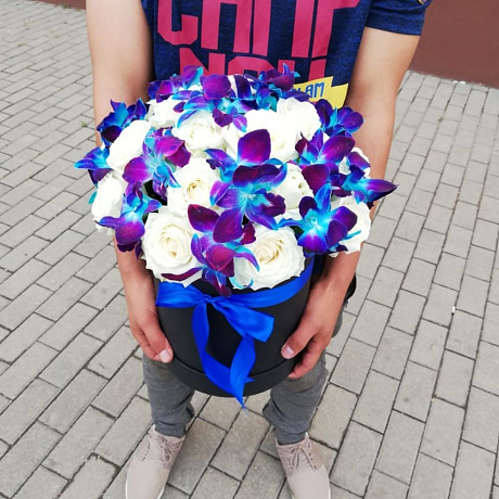 Орхидея с белыми розами - Фото 3