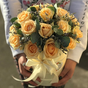 Коробки с цветами. Розы.  19 роз . Лимониум .Эвкалипт. N232