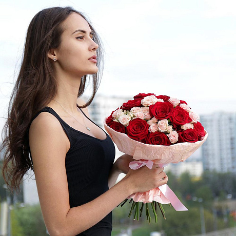 Букет из 23 красных и розовых роз - Фото 6