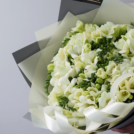 Букет из 49 фрезий в сером крафте - Фото 2