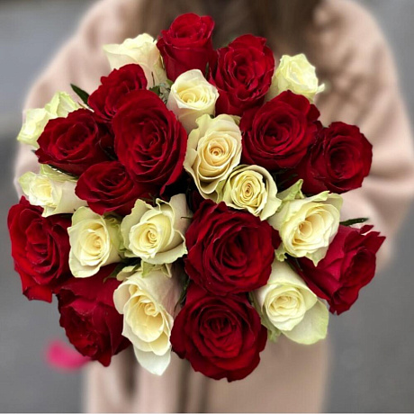 Букет из 25 красных и белых роз - Фото 2