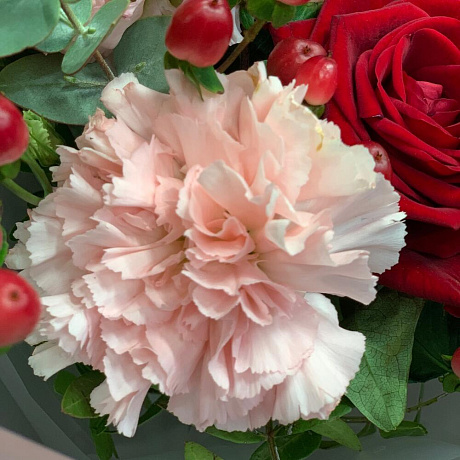 Яркий букет с розами и ажурным лизиантусом - Фото 6