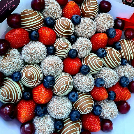 Букет Скарлетт с черешней и малиной - Фото 2