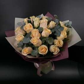 Букет из кремовых роз с эвкалиптом