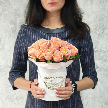 Шляпная коробка из коралловых роз с тишью Влюбленность - Фото 4