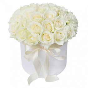 25 белых роз в белой шляпной коробке №179
