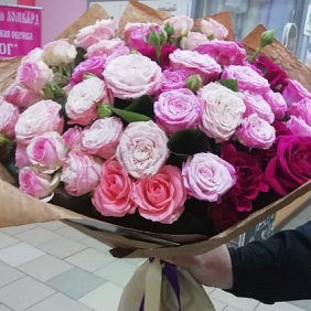 Букет кустовых роз бомбастик