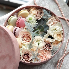 Шляпная коробка цветов «Чувство любви»