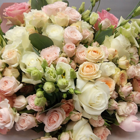 Огромный букет из роз и лизиантуса - Фото 3