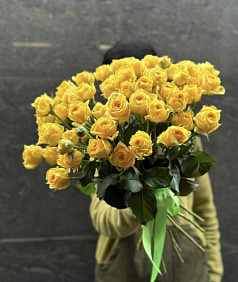 Букет из 19 желтых кустовых роз