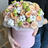 Букет из пионовидных роз и эустомы в шляпной коробке - Фото 1
