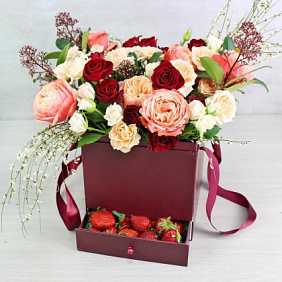 Цветы в коробке с клубникой "Клубничный восторг"