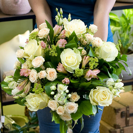 Букет из белых роз и кремовых кустовых роз - Фото 3