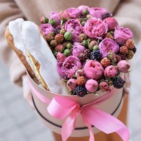 Цветы в коробке  для девушки "Удивляйся"