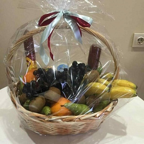 Подарочная корзина с фруктами, сыром и колбасой