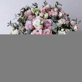 Букет из роз и эустомы с эвкалиптом