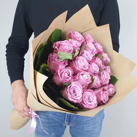 Букет из 21 фиолетовой розы в крафте