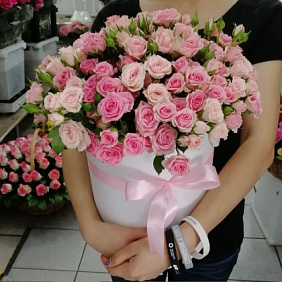 Букет из 35 кустовых роз в коробке