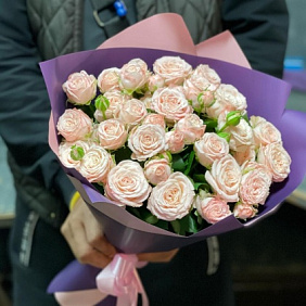 Пионовидные кустовые розы в упаковке
