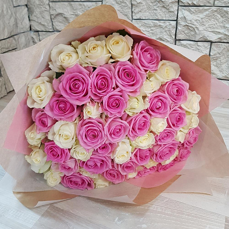 Букет из 51 розовой и белой розы №161 - Фото 2