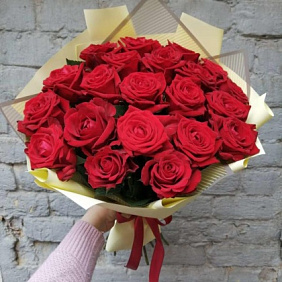 21 красная роза в корейской упаковке 50 см