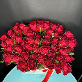 55 роз в вазе