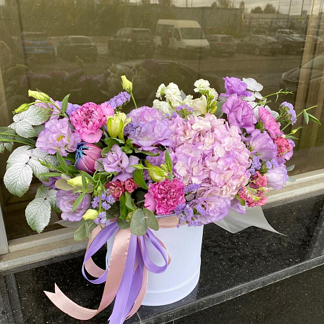 Сборная коробка с гортензией и лизиантусом - Фото 2