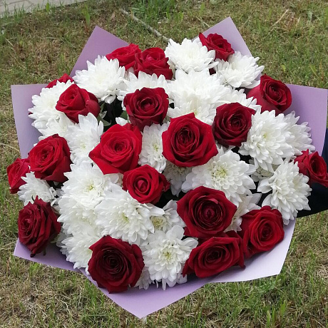 Букет из бордовых роз и хризантем - Фото 3