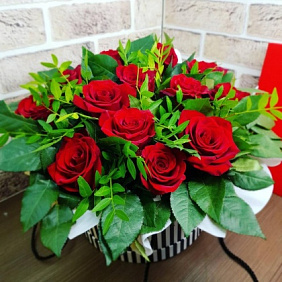 Розы в коробке №185