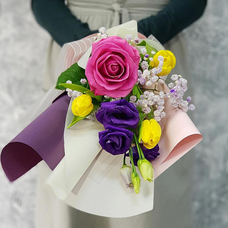 Милый букет из роз, тюльпанов и лизиантуса №160 - Фото 5