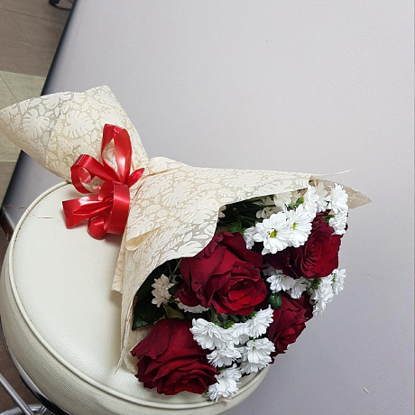 Букет из роз и сантини - Фото 4