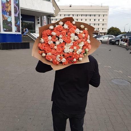 Букет из 61 кустовой розы - Фото 4