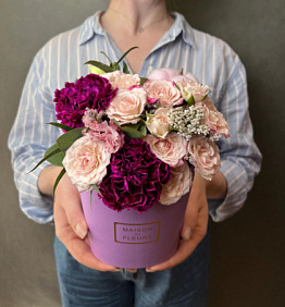 Композиция в сиреневой шляпной коробке с гвоздиками