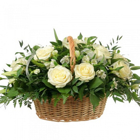 Букет из 15 белых роз с зеленью в корзине