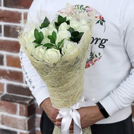 Розы. Букет из 19 белых роз с рускусом. N657 - Фото 2