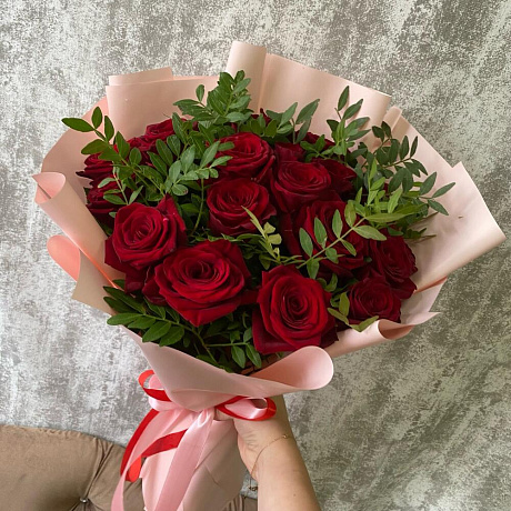 Букет из 19 красных роз с зеленью - Фото 4