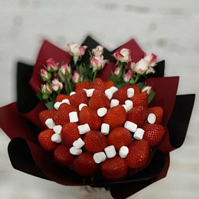 Букет с клубникой, маршмеллоу и кустовой розой (Диаметр 30см)