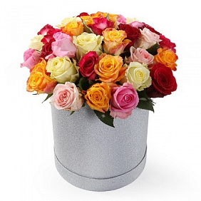 Букет из 25 разноцветных роз в средней шляпной коробке