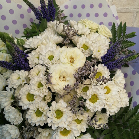 Букет из кустовых роз, ромашек и вероники - Фото 5
