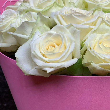 19 белых роз в фомиаране с сеткой - Фото 6