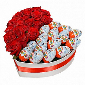 Букет из 19 красных роз и киндерами в коробке Сердцем