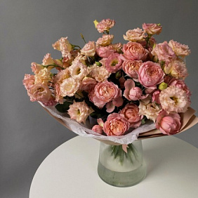 Дуэт Эустома и садовая кустовая Роза