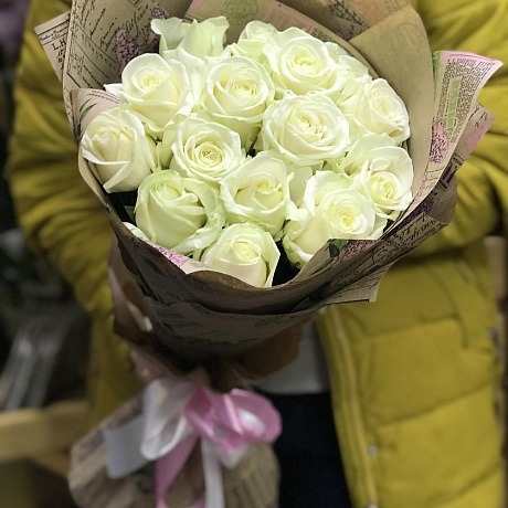 Букет из 15 белых роз в крафте №161 - Фото 2