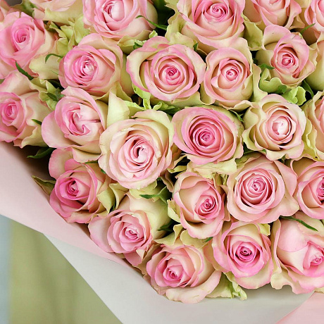 Букет из 65 кенийских роз в упаковке - Фото 4