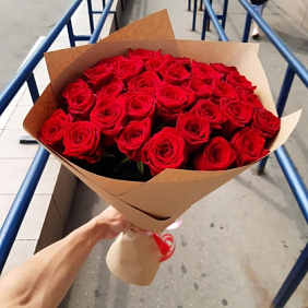 25 красных роз 60 см